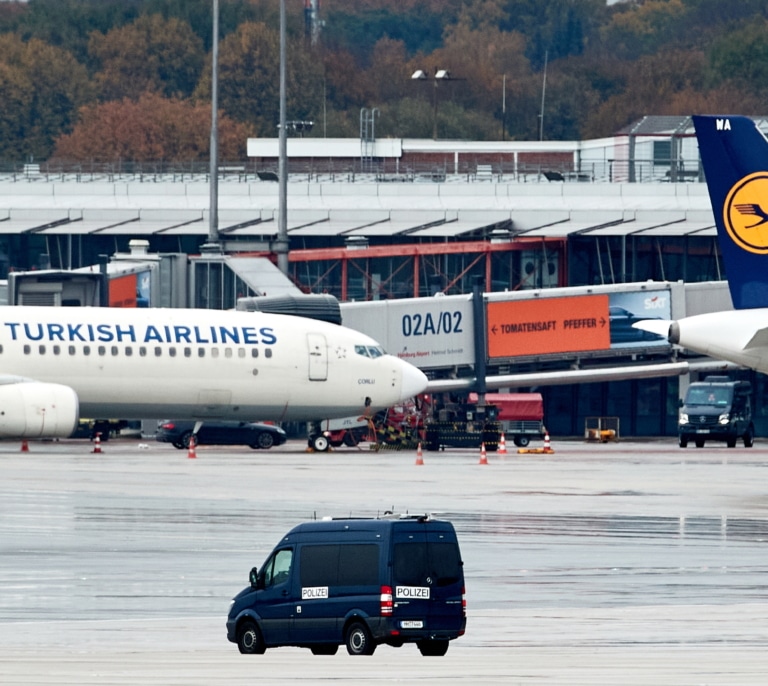 Detenido el hombre atrincherado en el aeropuerto de Hamburgo con su hija de 4 años tras más de 18 horas de secuestro