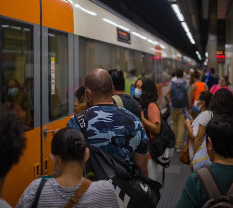 Caos en Rodalies: un robo de cobre provoca el colapso en todas las líneas en plena jornada electoral en Cataluña