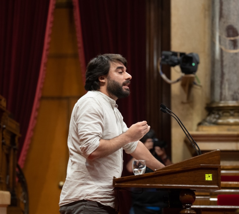 Dimiten 13 dirigentes de Podemos Cataluña tras ser sancionados por defender la "unidad" con Sumar