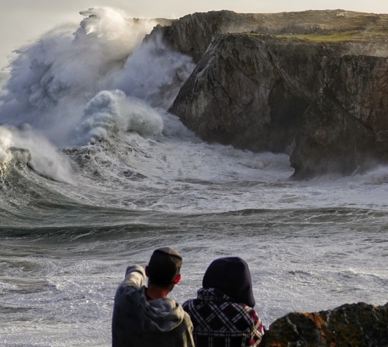 La borrasca Ciarán azota España con vientos de 165 km/h y olas de 9 metros