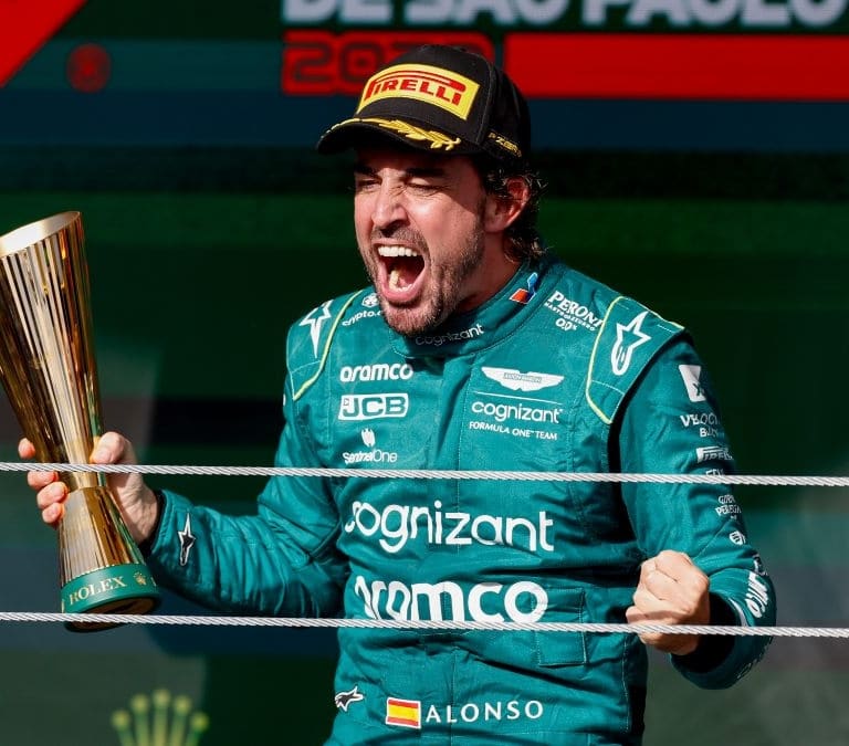 Alonso hace magia y se sube al podio por centímetros en Brasil