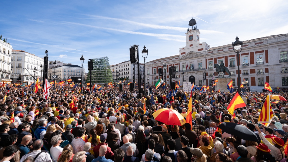 Miles de manifestantes durante la concentración contra la amnistía, en la Puerta del Sol de Madrid, a 12 de noviembre