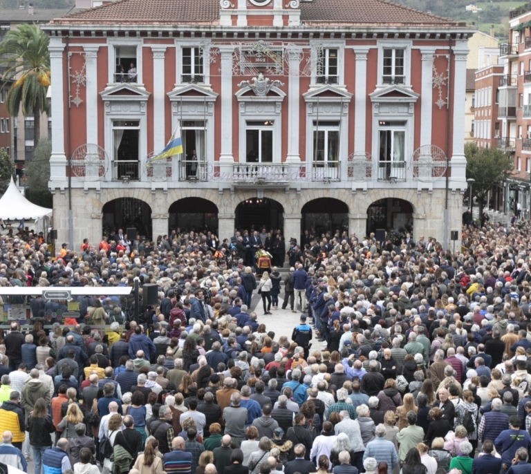 Multitudinario adiós al alcalde de Mieres, Aníbal Vázquez