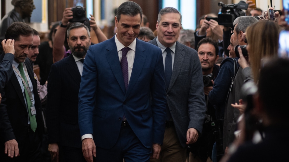 Pedro Sánchez sale del Congreso tras su investidura.