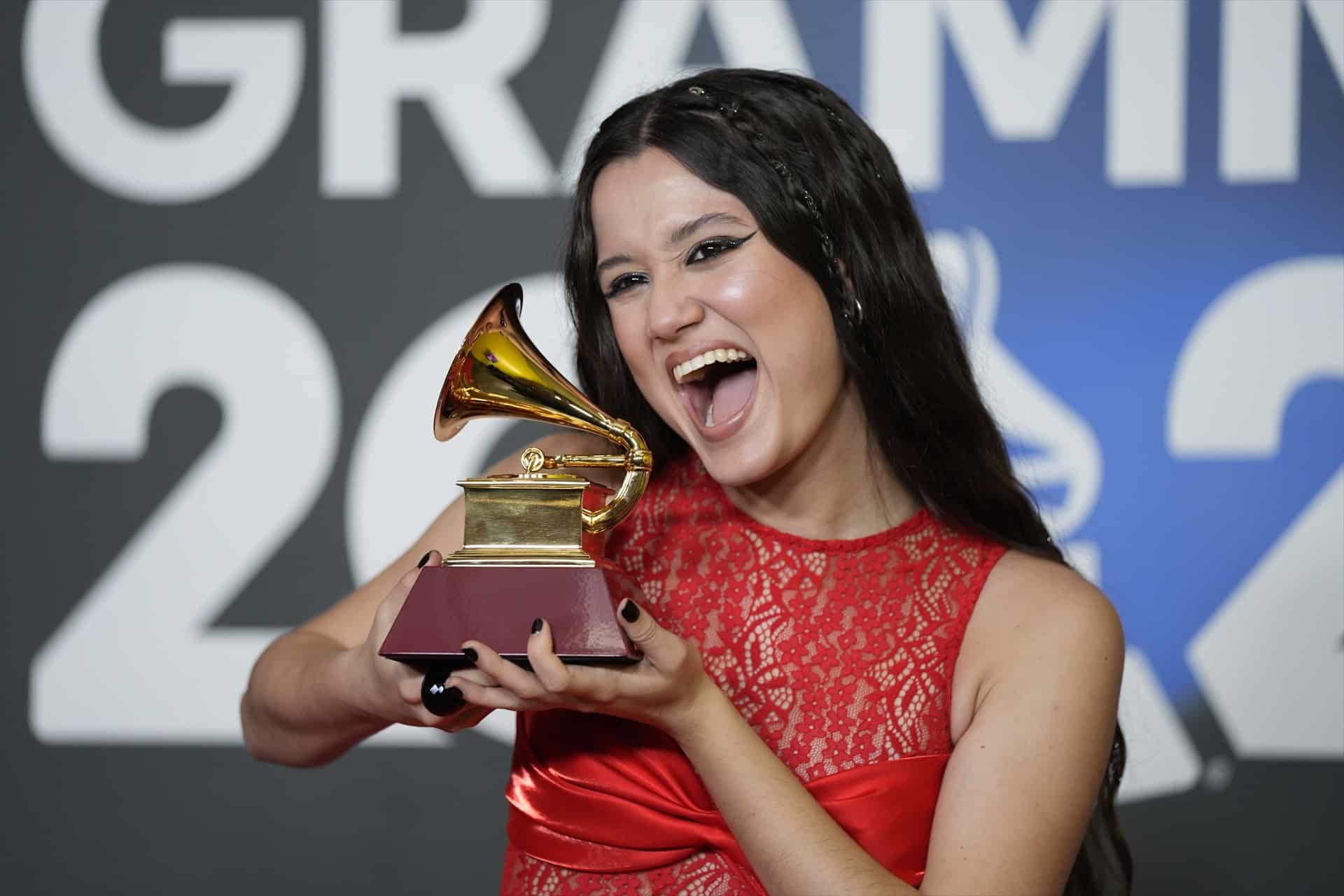 Joaquina, la revelación de los Latin Grammy que cantó a los Reyes