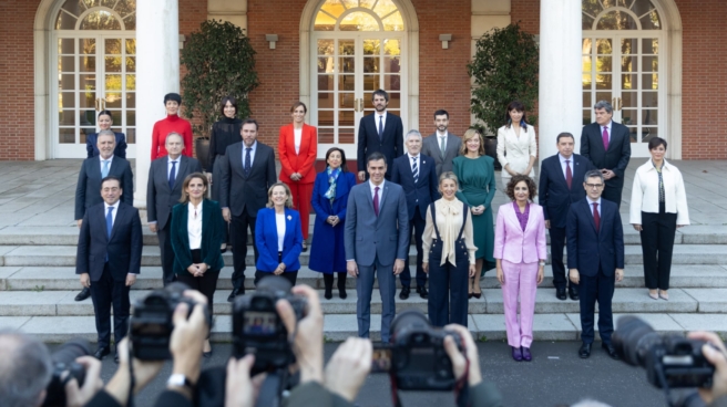 Family photograph of the President of the Government of the 15th Legislative Assembly, Pedro Sánchez (center), together with the vice-presidents and ministers of the executive branch upon arrival at the meeting of the Council of Ministers at La Moncloa Palace, November 22, 2023, Madrid (Spain).  The new ministers of the PSOE-Soumar coalition government met for the first time since they were sworn in before the King yesterday, Tuesday, November 21.  The new government consists of four vice-presidents and 22 ministries, nine of which were created anew.  The posing took place before the first government council of this legislative body.  NOVEMBER 22, 2023;GOVERNMENT;XV LEGISLATIVE BODY;MINISTERS;VICE PRESIDENTS Eduardo Parra / Europa Press 11/22/2023