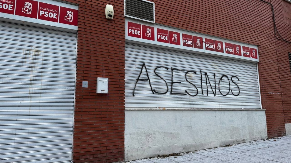 Pillan "in fraganti" a un hombre que pintaba la palabra "asesinos" en la sede del PSOE en Guadalajara