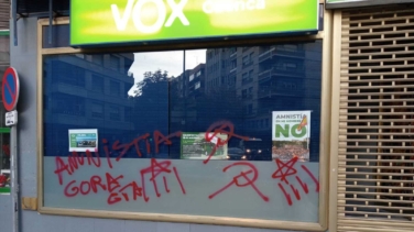 Vandalizan la sede de Vox en Cuenca con pintadas de "Gora ETA" y "amnistía"