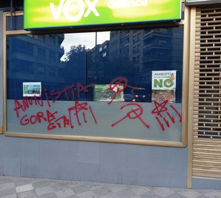 Vandalizan la sede de Vox en Cuenca con pintadas de "Gora ETA" y "amnistía"