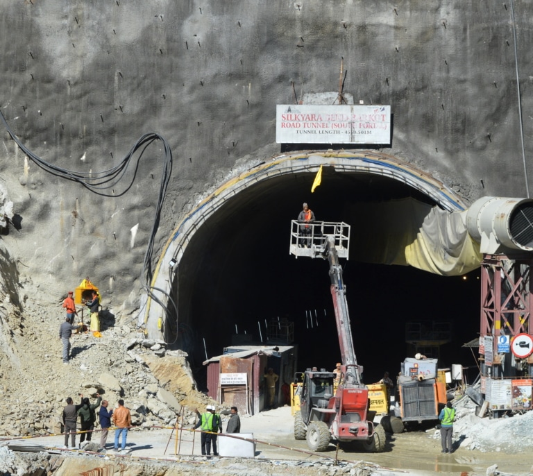 India activa 5 planes de emergencia para rescatar a los 41 trabajadores atrapados en un túnel desde el 12 de noviembre