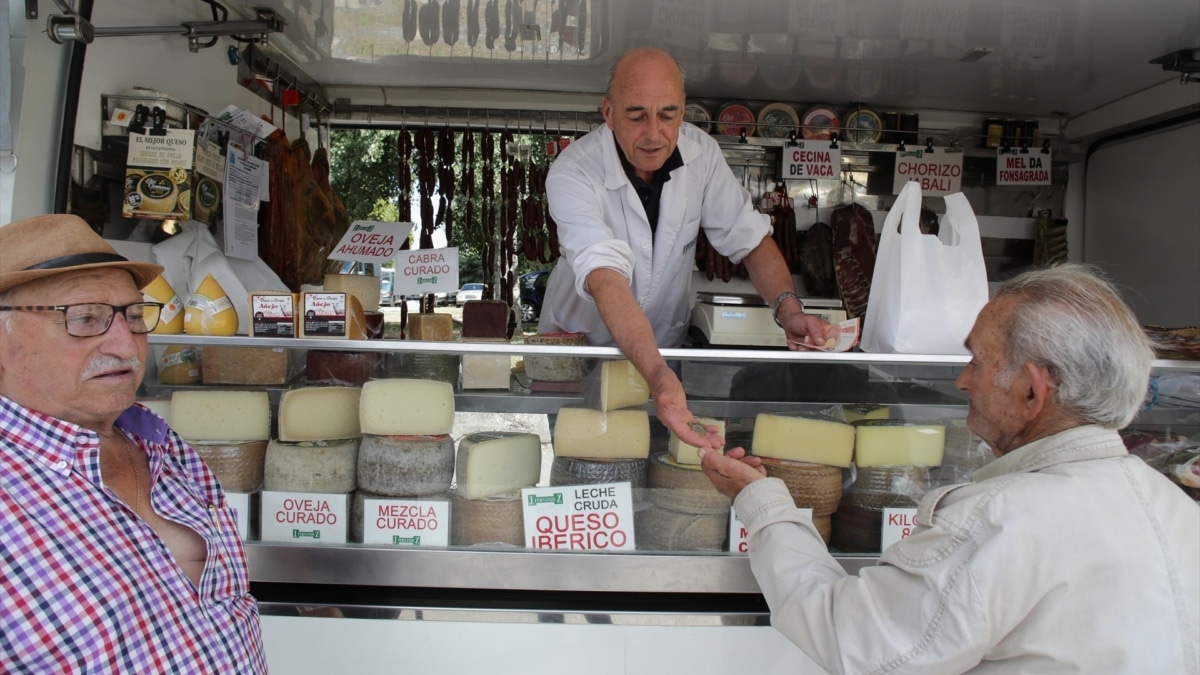 Una persona compra alimentos en un mercado de Lugo.