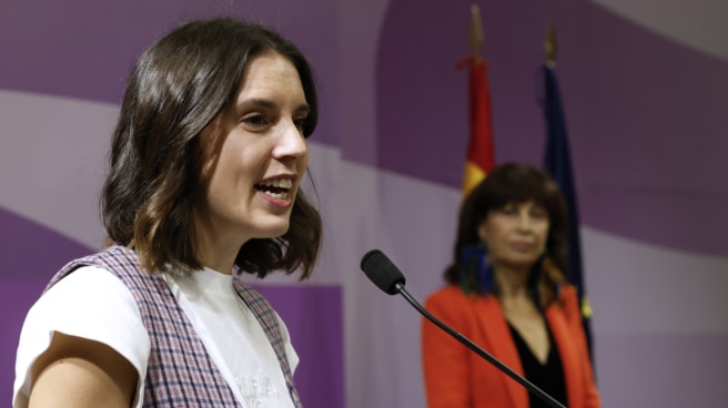 The outgoing Minister of Equality, Irene Montero, intervenes in the transfer of portfolios to the new Minister of Equality, Ana Redondo (d), this Tuesday in Madrid.