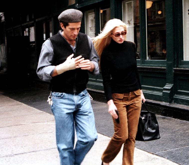 John F. Kennedy Jr. y Carolyn Bessette pasean por las calles de Nueva York