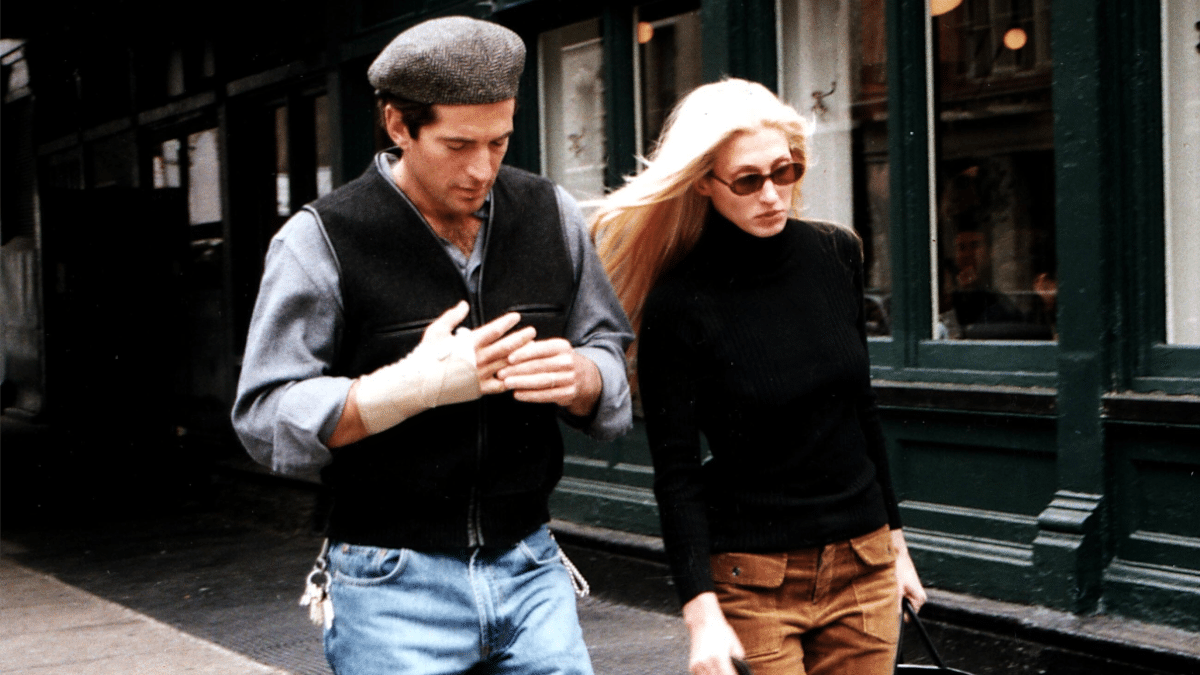 John F. Kennedy Jr. y Carolyn Bessette pasean por las calles de Nueva York