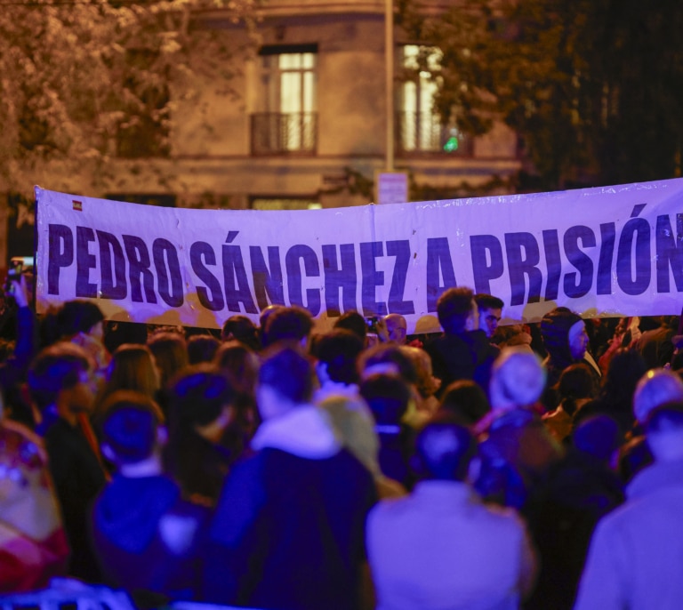 La sexta concentración en Ferraz termina sin incidentes: la mayoría echó a los radicales