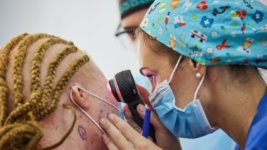 Las expediciones médicas de ISDIN a Mozambique realizan más de 250 cirugías en un año para extirpar lesiones en la piel