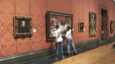 Activistas climáticos atacan a martillazos a 'La Venus del Espejo' de Velázquez en la National Gallery de Londres