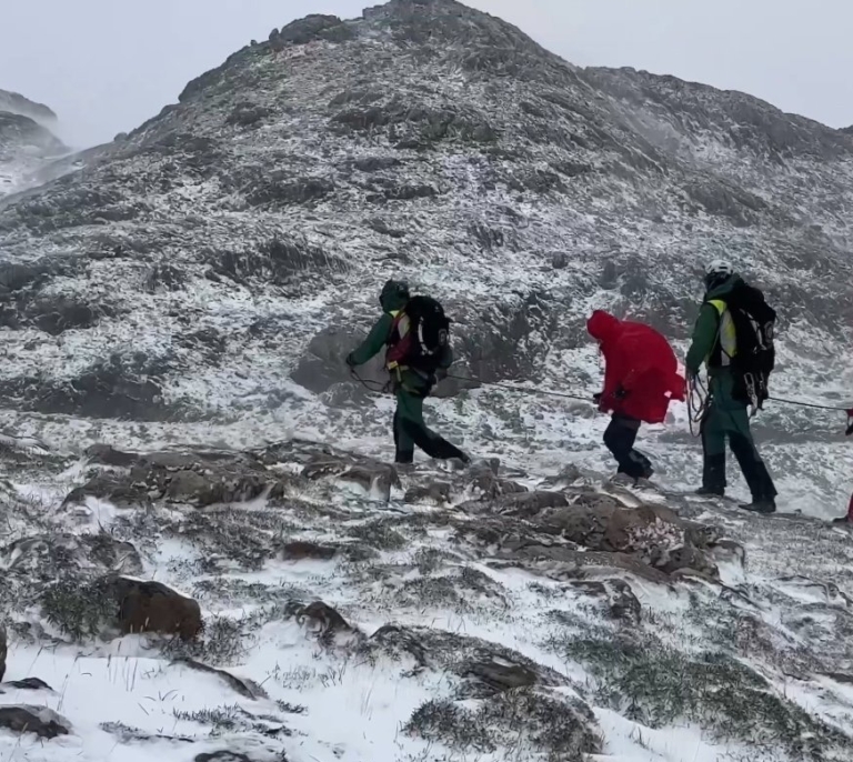 La Guardia Civil rescata en los Picos de Europa a un padre y su hijo en medio del temporal