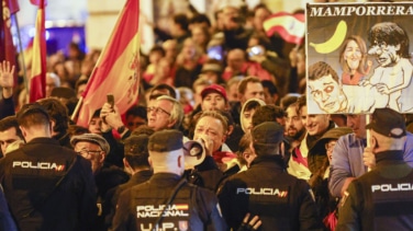 Miles de manifestantes se concentran en Ferraz por decimoctava noche sin vallas de seguridad