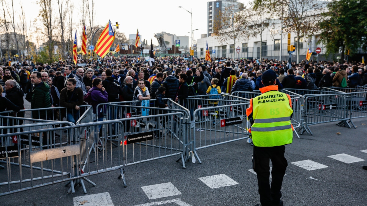 Protestas del Tsunami Democrático fuera del estadio Camp Nou durante el partido de La Liga entre el FC Barcelona y el Real Madrid en el Camp Nou