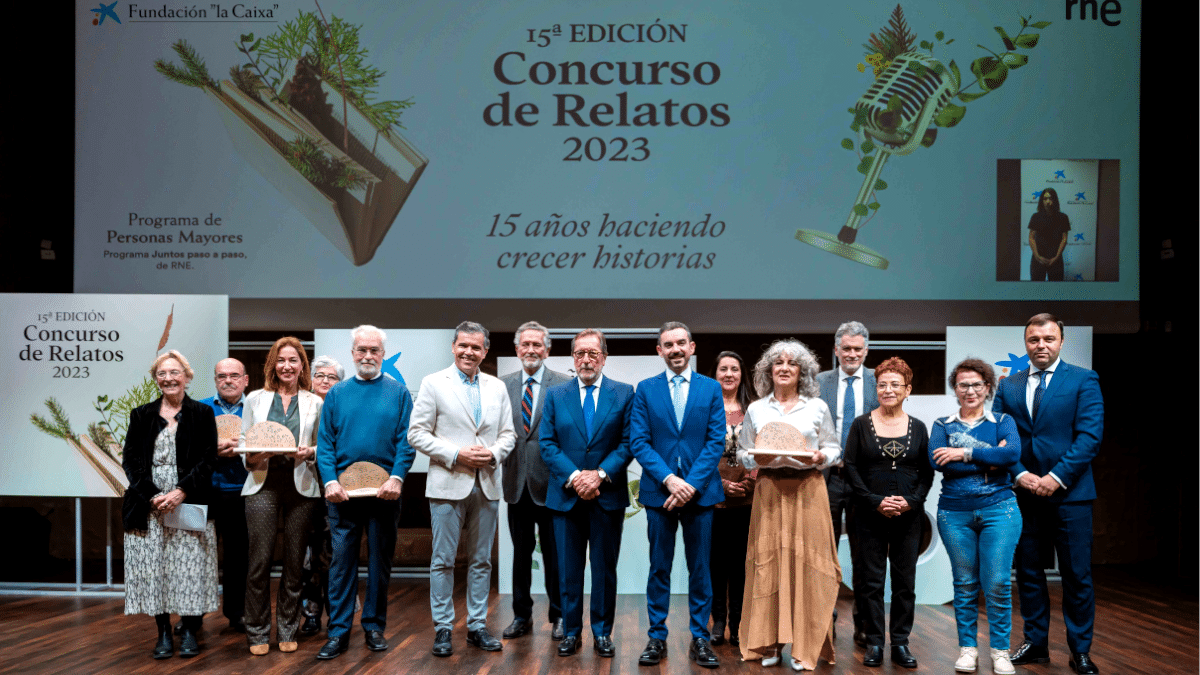 Foto de familia del jurado y los ganadores del XV certamen de Relatos para Personas Mayores de la Fundación "la Caixa".