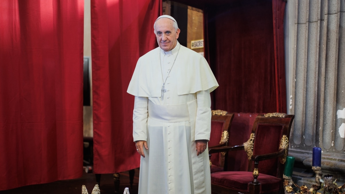Una réplica de cartón del Papa Francisco en la presentación del libro 'Os ruego en nombre de Dios', del Papa Francisco