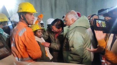 Rescatan a los 41 trabajadores atrapados desde el 12 de noviembre en un túnel de la India