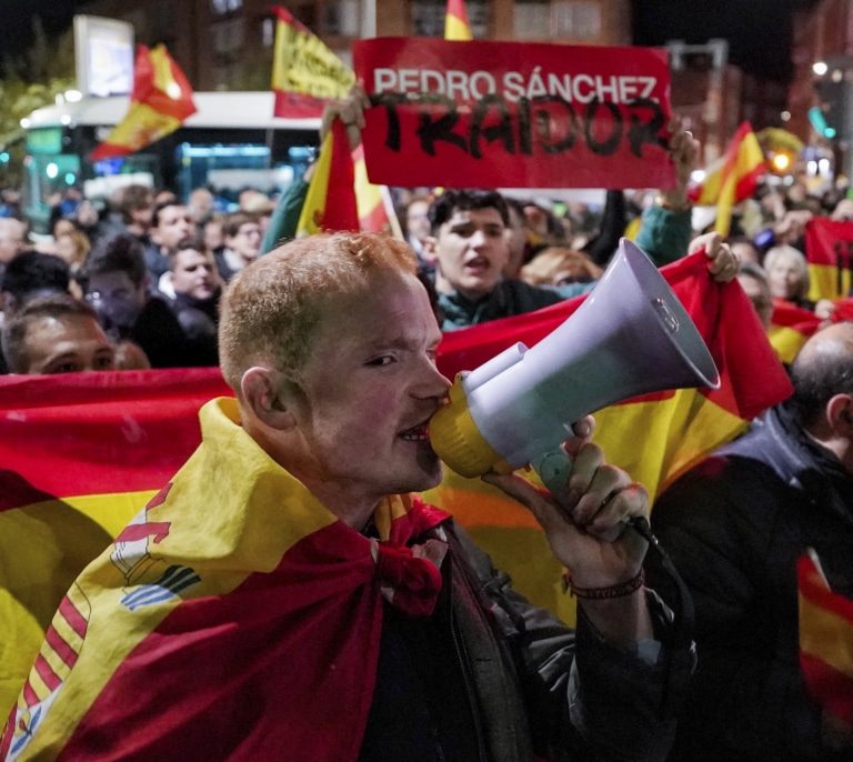 'Revuelta', los jóvenes que promociona Vox y organizan las protestas frente a las sedes del PSOE