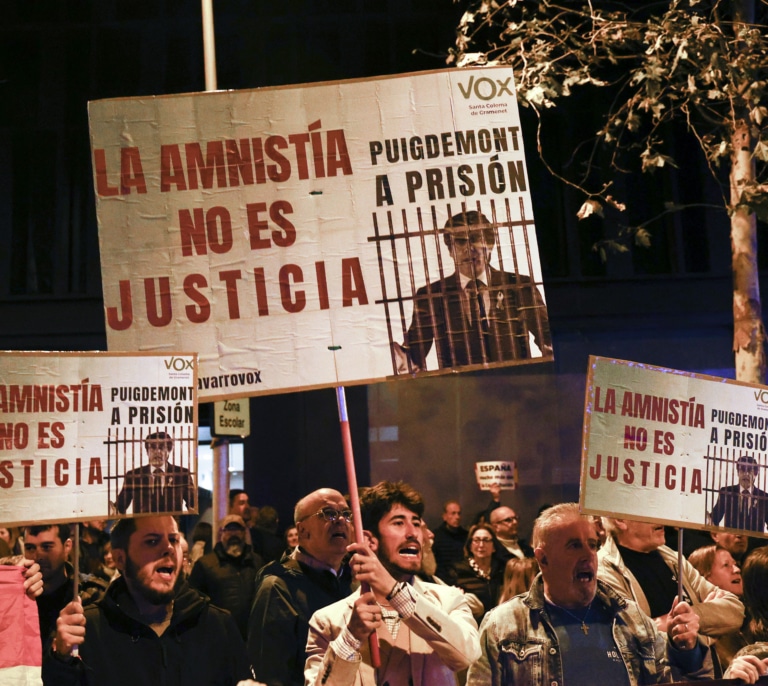 Sánchez denuncia las protestas contra la amnistía y apoya a la militancia: "Atacar las sedes es atacar la democracia"