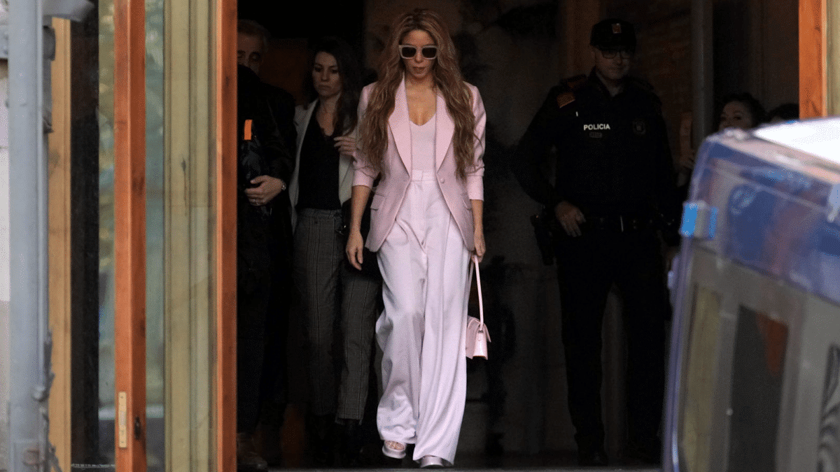 Shakira sale del juzgado con su estilismo rosa que tanto ha llamado la atención