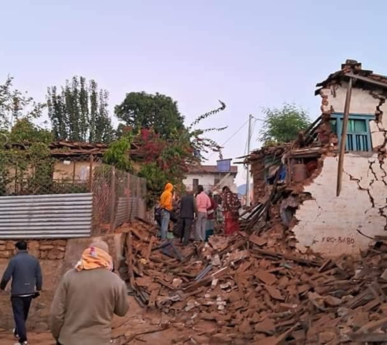 Al menos 157 muertos en un terremoto de magnitud 6,4 en Nepal