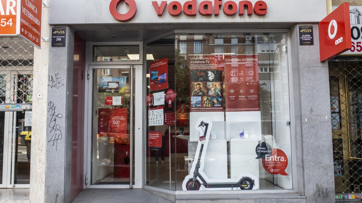 Una tienda de Vodafone en Madrid el día en el que la compañía de telefonía ha anunciado un ERE para 515 empleados