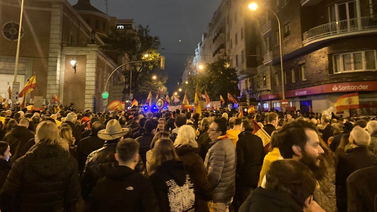 Octava noche de protestas en Ferraz