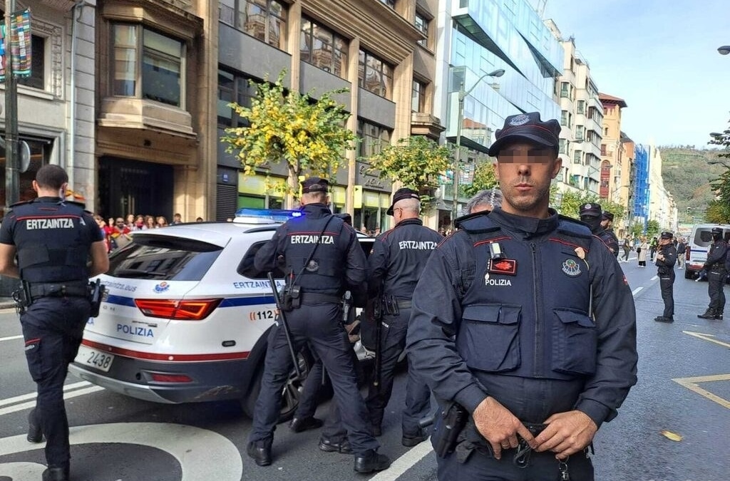 Un detenido en la concentración de Vox frente a la sede del PSE en Bilbao
