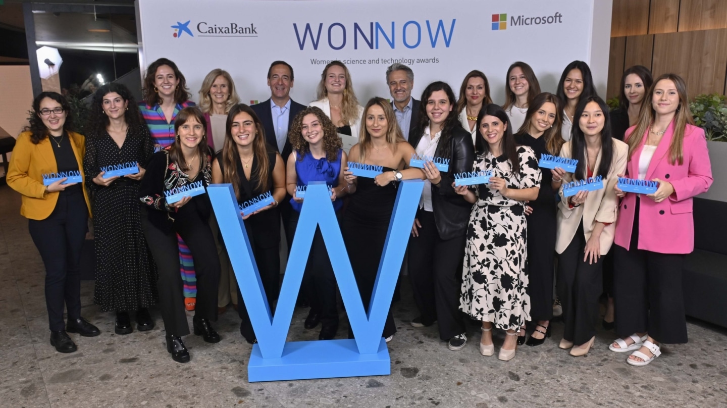 Foto de familia de las 16 ganadoras de la edición 2023 de los Premios WONNOW.