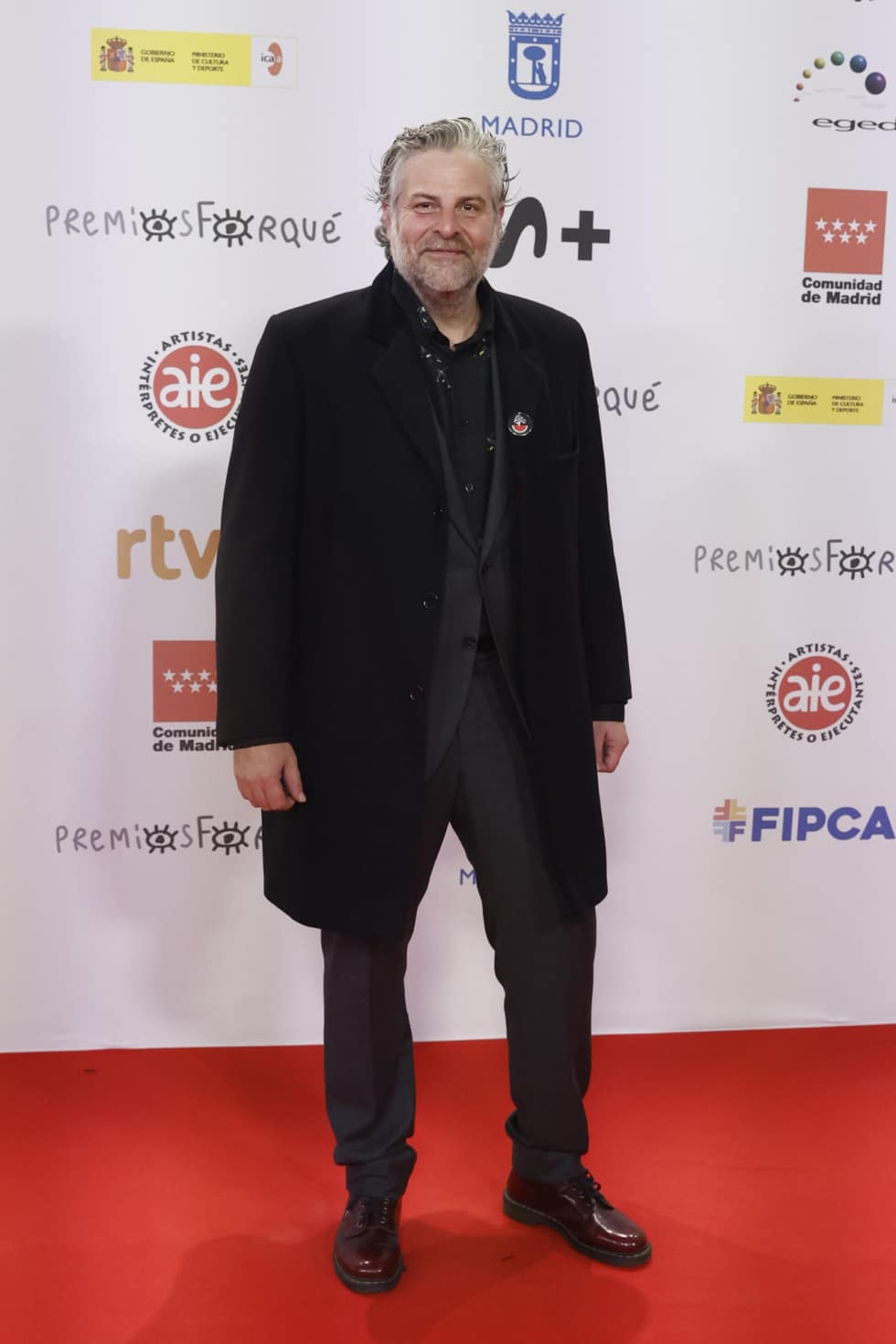 El actor y guionista Raúl Cimas, vestido entero de negro, también ha lucido una pegatina en apoyo a Gaza en los premios Forqué