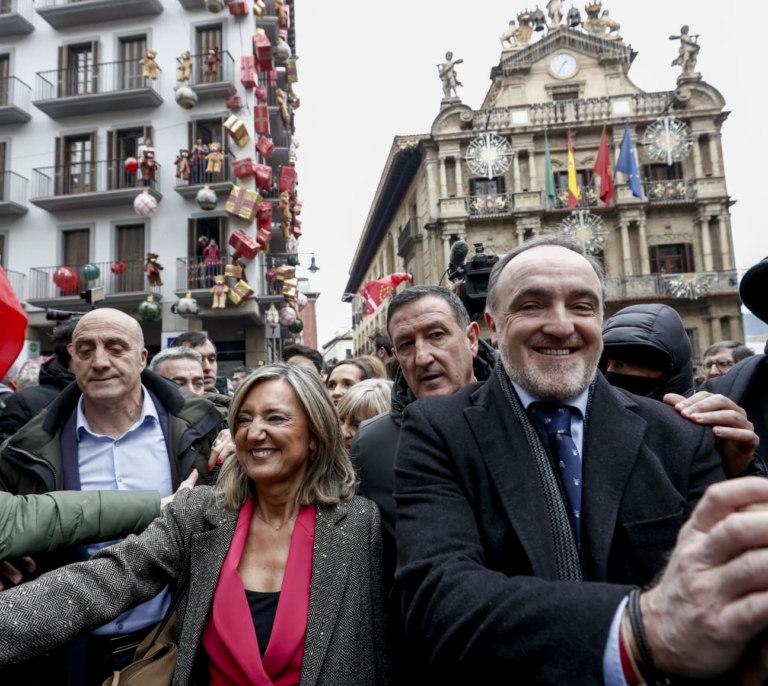 "¡Aúpa Ibarrola, no estás sola!": así ha salido del Ayuntamiento la ya exalcaldesa de Pamplona