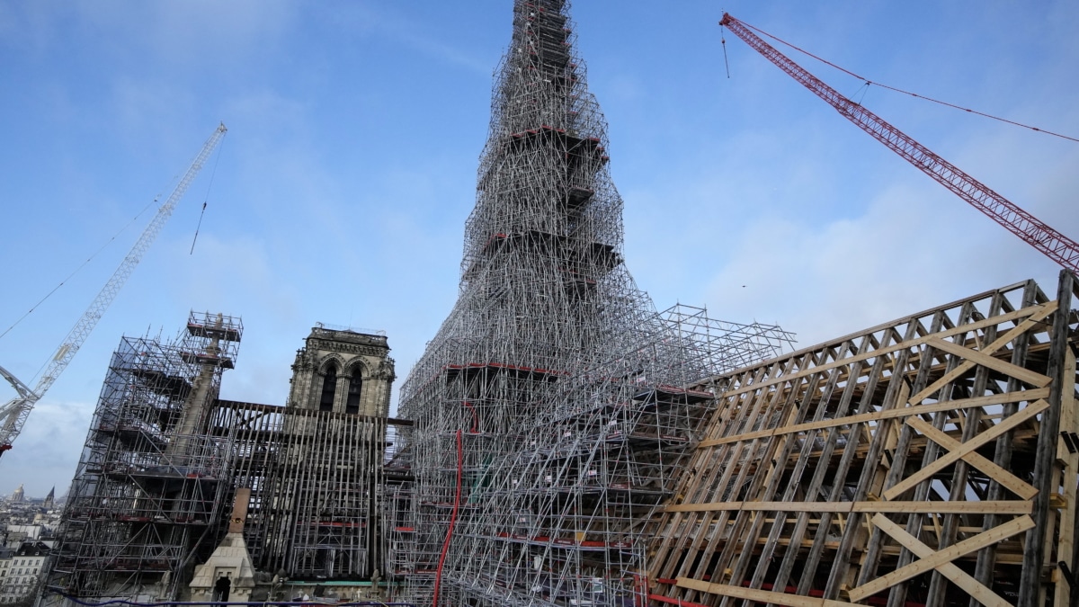 La catedral de Notre Dame recupera la aguja cuatro años después de su incendio