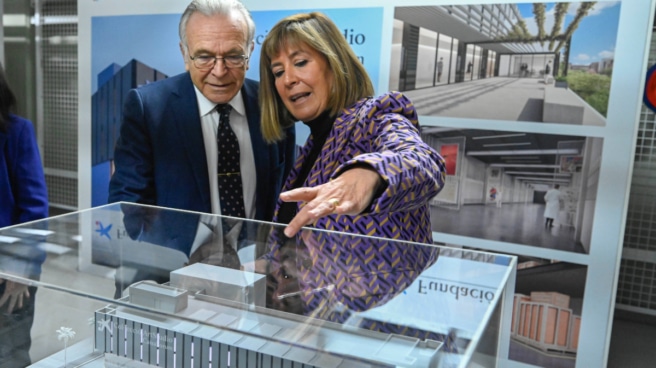 The President of the La Caixa Foundation, Isidro Faine, and the Mayor of L'Hospitalet, Nuria Marin, presented an agreement to transform a warehouse in L'Hospitalet into a new cultural center called ArtStudio CaixaForum.