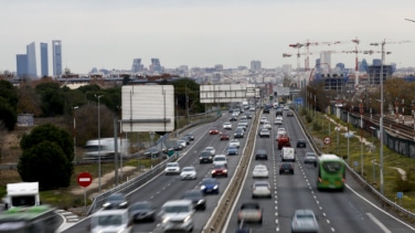 Retenciones en diversos puntos de Madrid y un alcance en la A5 complican el tráfico del inicio del puente