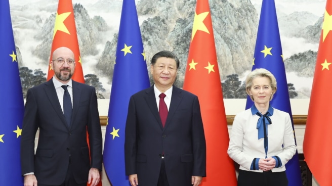 Xi Jinping (center), flanked by Charles Michel and Ursula von der Leyen