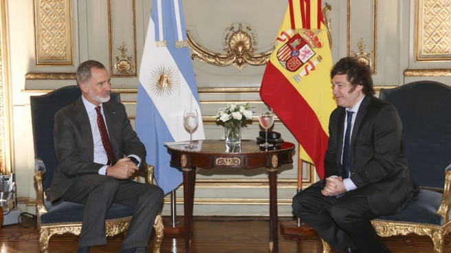 El Rey Felipe VI y el presidente electo de Argentina, Javier Milei (d), durante el encuentro que han mantenido hoy sábado en Buenos Aires. EFE