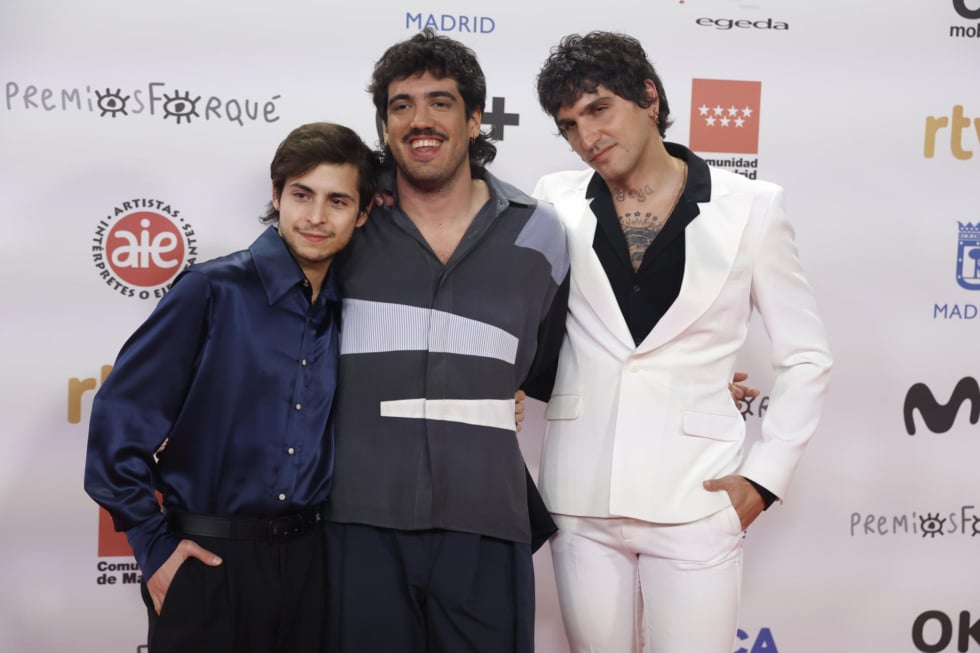 El director de cine Alejandro Marín, el actor Omar Banana y el cantante La Dani posan a su llegada a la gala de entrega de los Premios Forqué