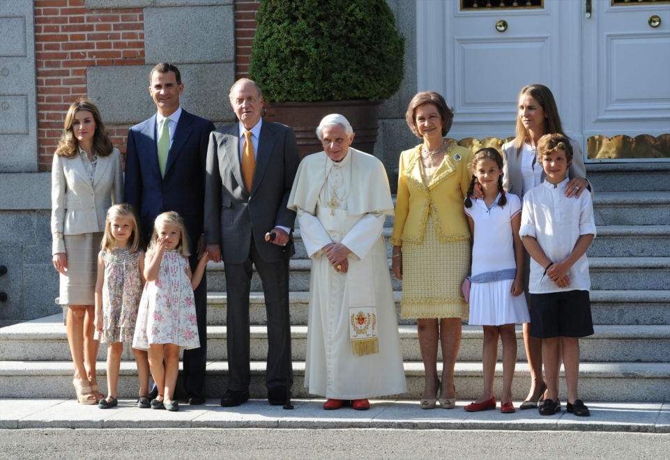 The Royal Family with Pope Benedict XVI in Palma Mallorca in 2011.