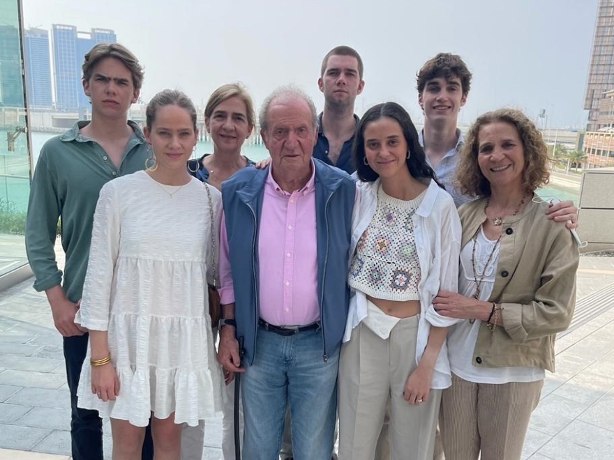 Don Juan Carlos with his daughters and grandchildren in Abu Dhabi.