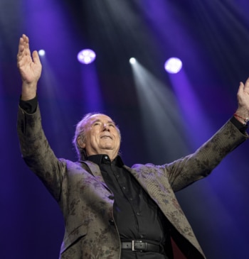 Serrat, el "niño eterno" cumple 80 años