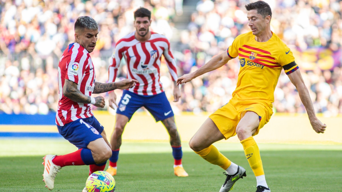 Ángel Correa y Robert Lewandowski disputan un balón en un FC Barcelona-Atlético de Madrid
