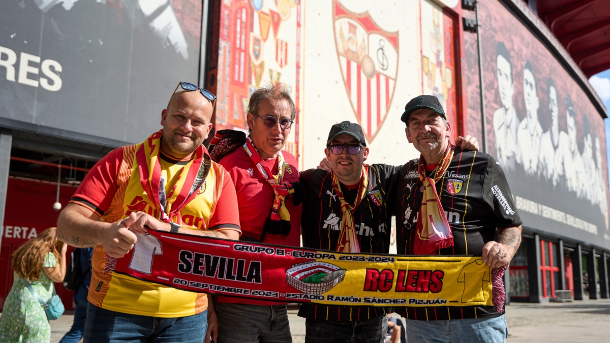 Aficionados del Lens en su visita a Sevilla para el partido de la fase de grupos de la Champions League