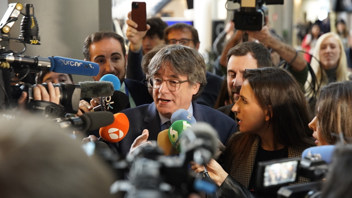 El expresidente de la Generalitat Carles Puigdemont atiende a medios a su llegada al Parlamento Europeo