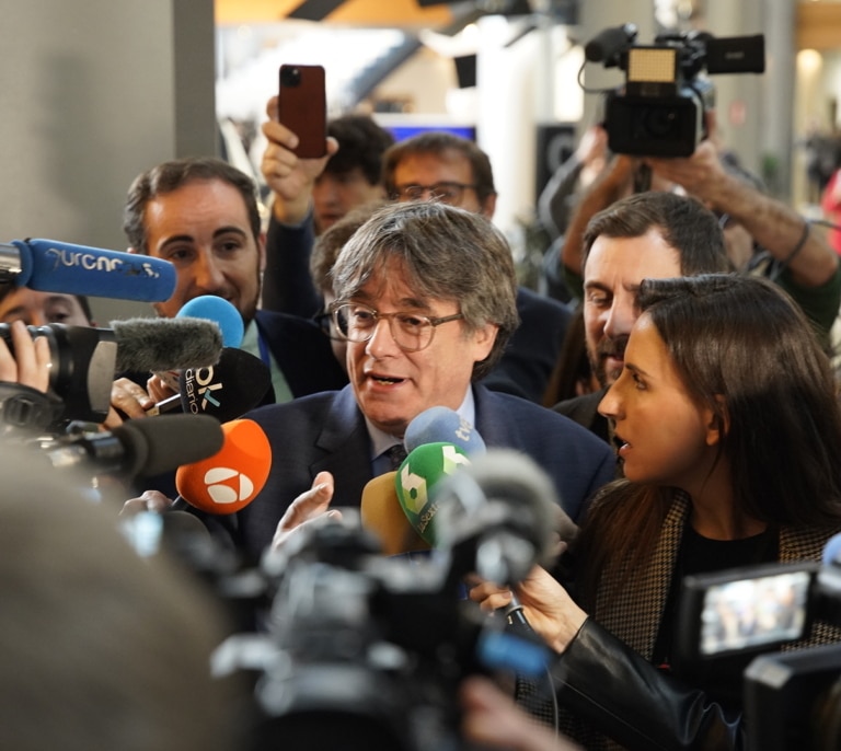 Sánchez evita que Puigdemont acompañe a Laporta en el palco del Amberes-Barcelona